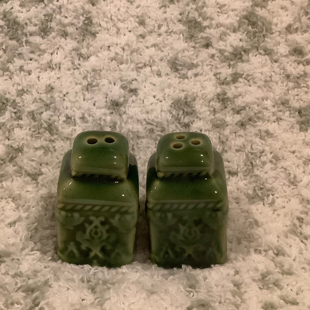 Green Ceramic Garden Urn Salt and Pepper Shakers Set of 2 NWOT Japan